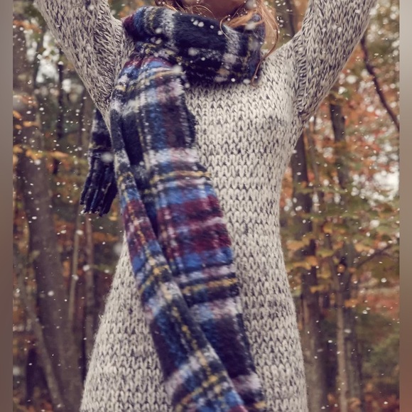 Urban Outfitters Women’s Fuzzy Purple Plaid Winter Layering Polyester Scarf - Picture 12 of 12